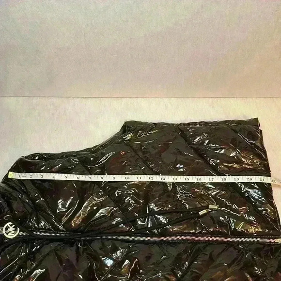 MICHAEL KORS Women’s Sleeveless Puffer Vest Size LARGE Black w/Gold MSRP $125.00 - Picture 10 of 11